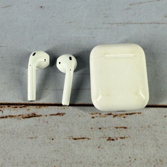 Apple AirPods 1st Gen with Charging Case White Bluetooth Earbuds - Picture 1 of 4